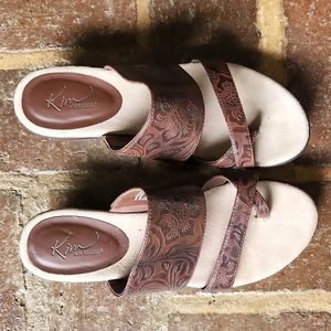 KIM ROGERS DARK BROWN STRAPLESS SWEDGE SANDALS